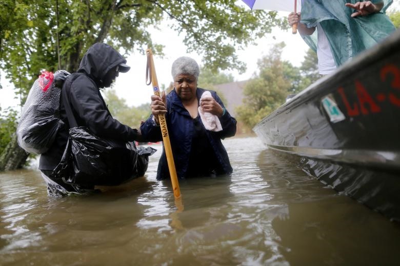 تصاویر | وضعیت غم‌انگیز مردم هوستون در حال فرار از طوفان ویرانگر
